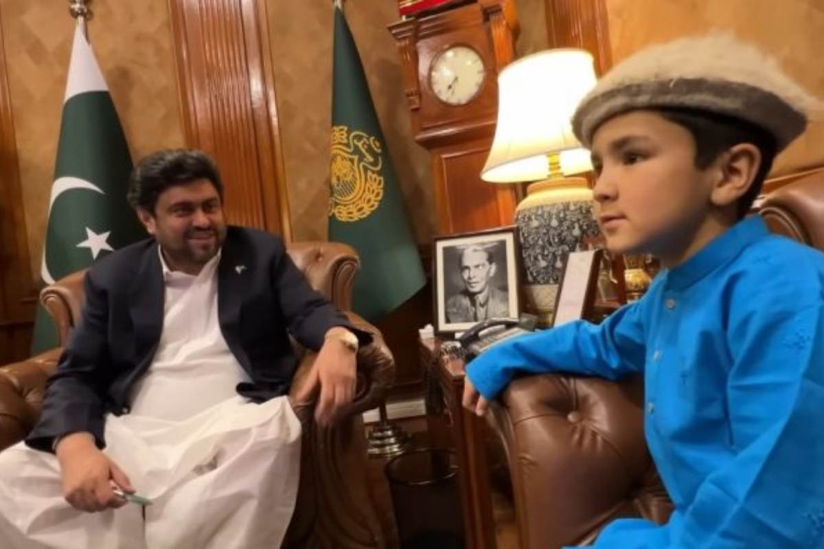 Famous vlogger Muhammad Shiraz meets with Governor of Sindh