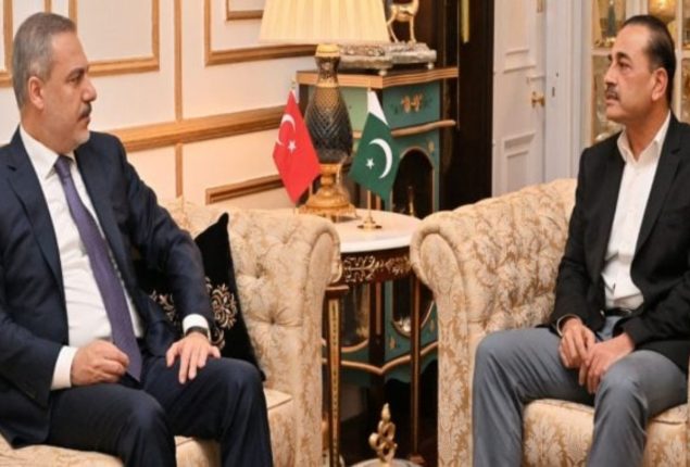 Turkish FM meets with Pak Army Chief