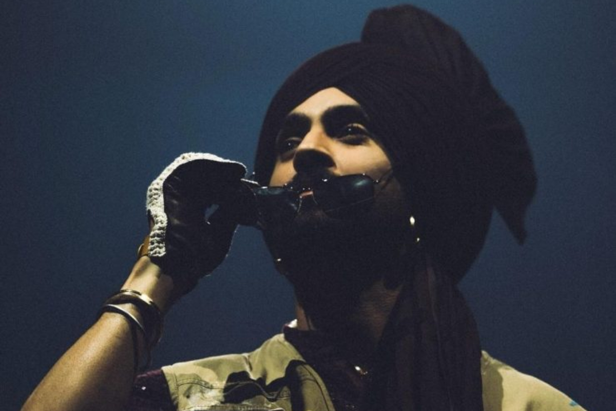 Diljit Dosanjh give his concert entry with Pakistani song “Uddi Ja”