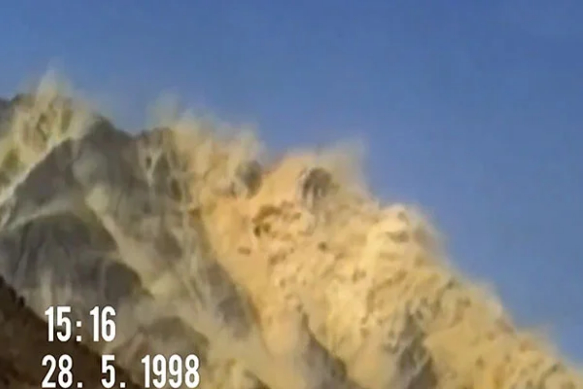 Nation observers 26th anniversary of Youm-e-Takbeer