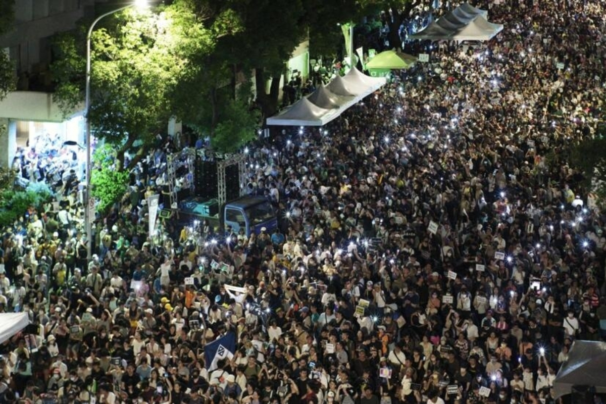 Thousands of resident’s protests outside Taiwan’s parliament