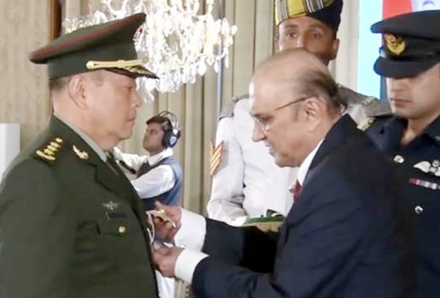 President confers Nishan i Imtiaz (Military) award to Chinese General