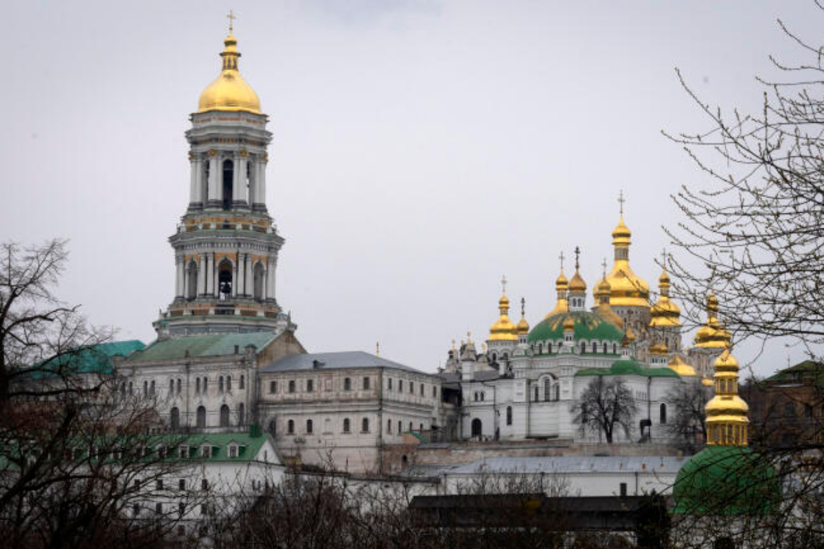 Ukraine parliament votes to ban Russia-linked Orthodox Church