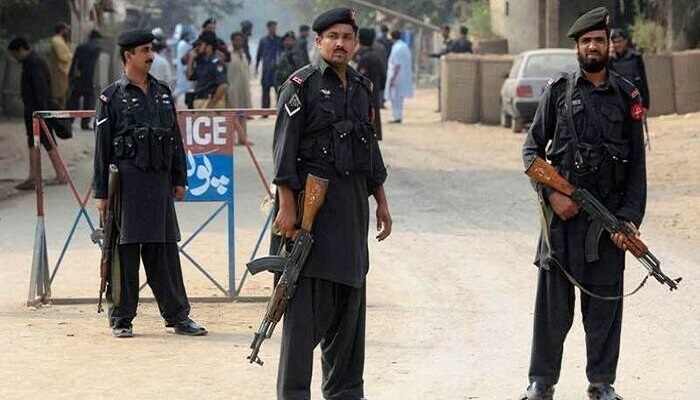 Civilian killed, four cops injured in Bannu grenade attack