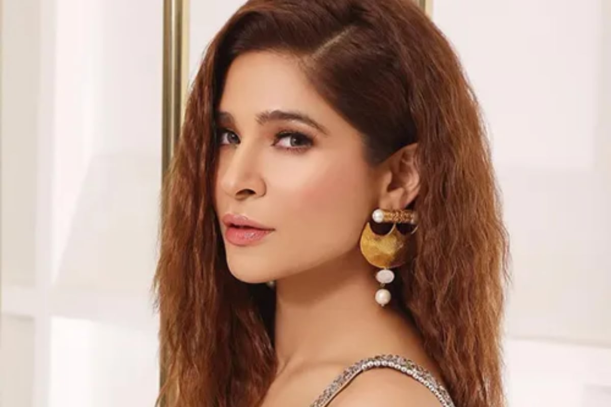 Ayesha Omar reveals how Hina Dilpazeer rise the rating of “Bulbulay”