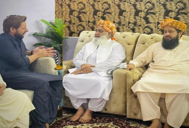Shahid Afridi meets JUI chief Fazal ur Rehman 