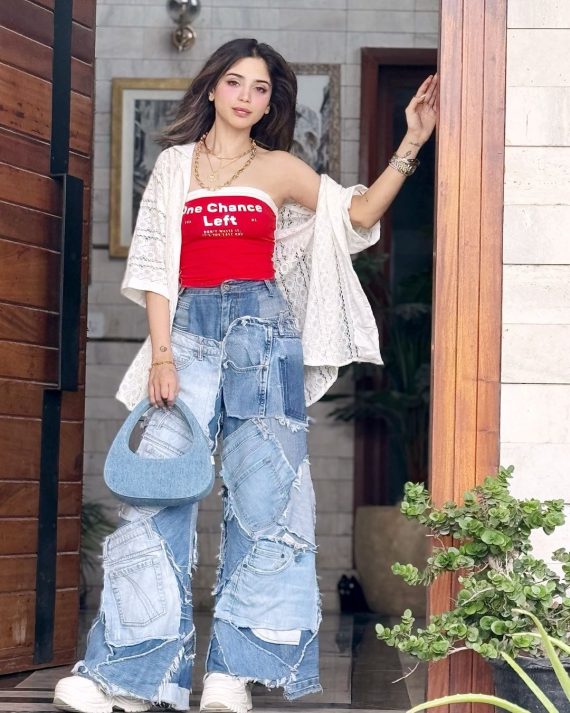 People have expressed disappointment with Aima Baig’s latest look, comparing her to Urfi Javed.