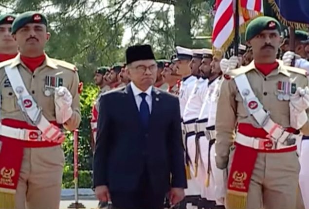 Malaysian PM Anwar Ibrahim given guard of honour at PM House  