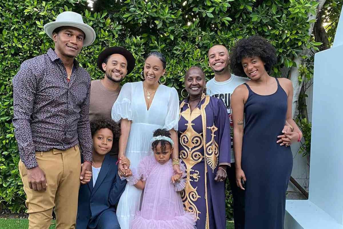 Who are Tia and Tamera Mowry's parents? Details you need to know their family