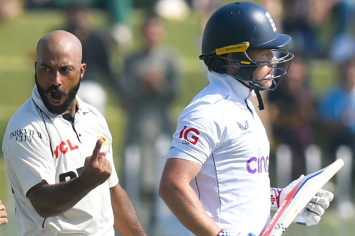 England bowled out for 112, Pakistan needs 36 runs to win