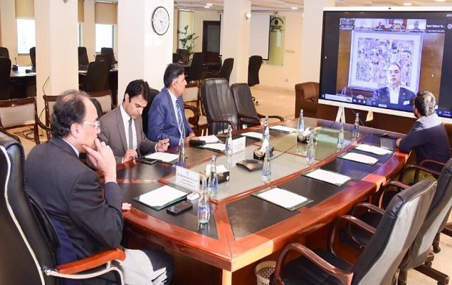 Finance minister reviews progress on financing for priority sectors