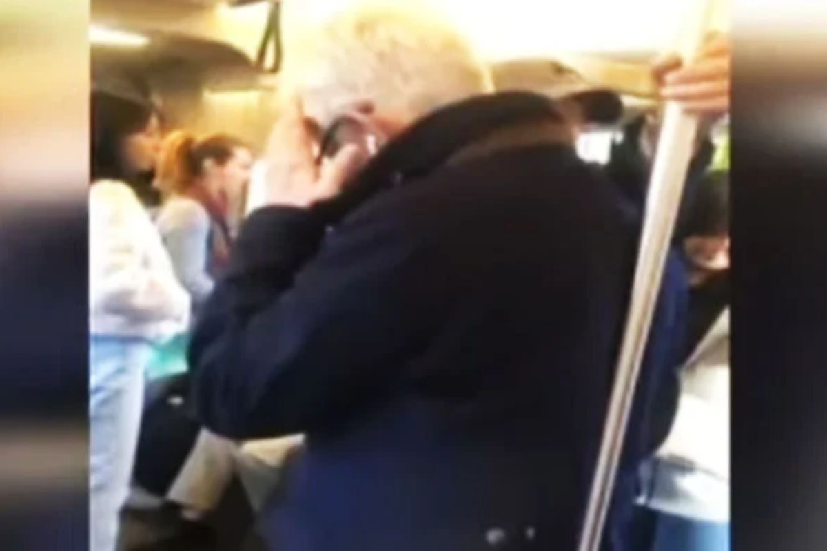 Khawaja Asif heckled, threatened with 'knife attack' in London