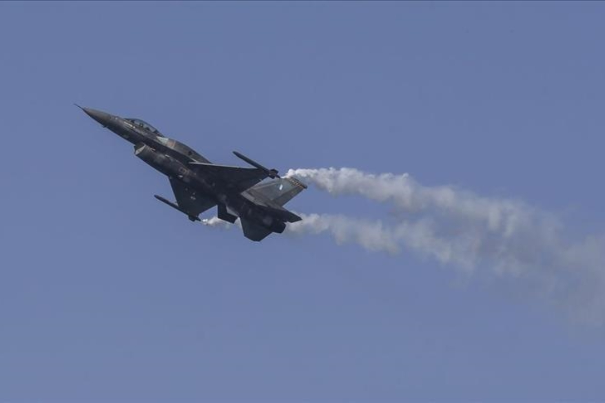 Iranian fighter jet crashes, pilots eject safely