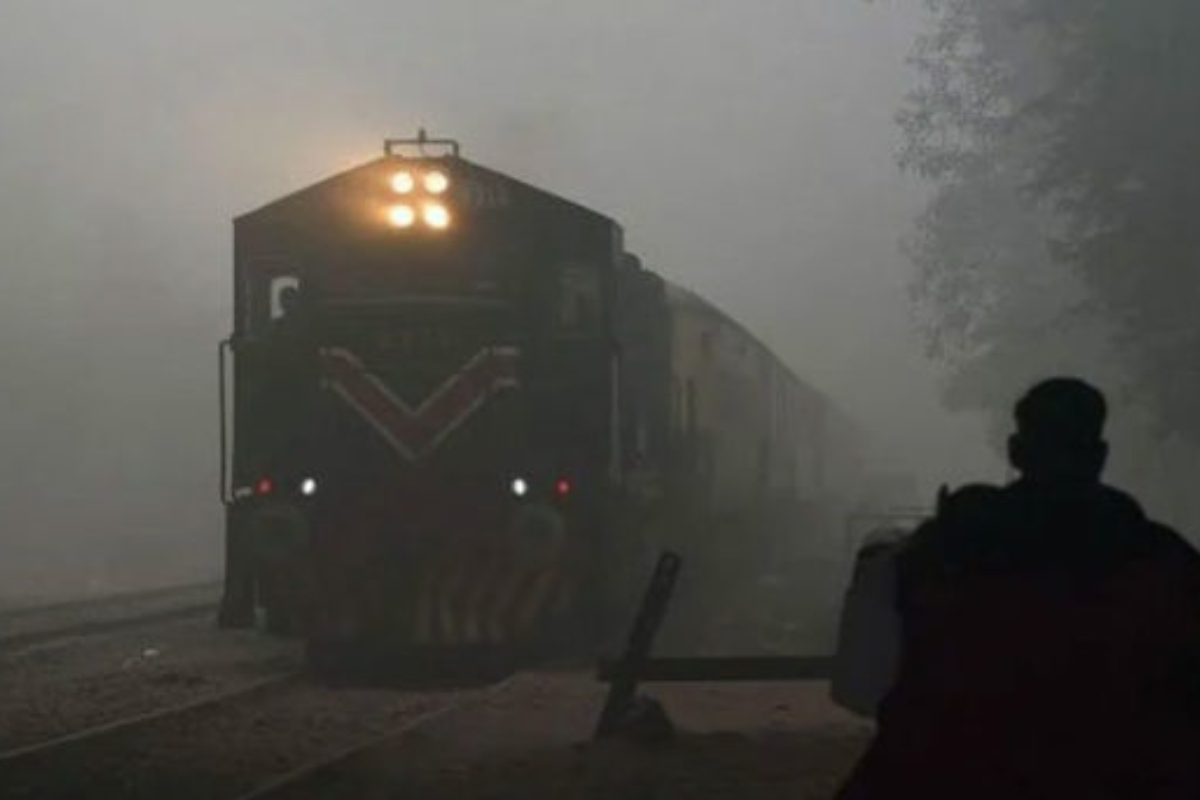 Fog disrupts train schedule in Pakistan