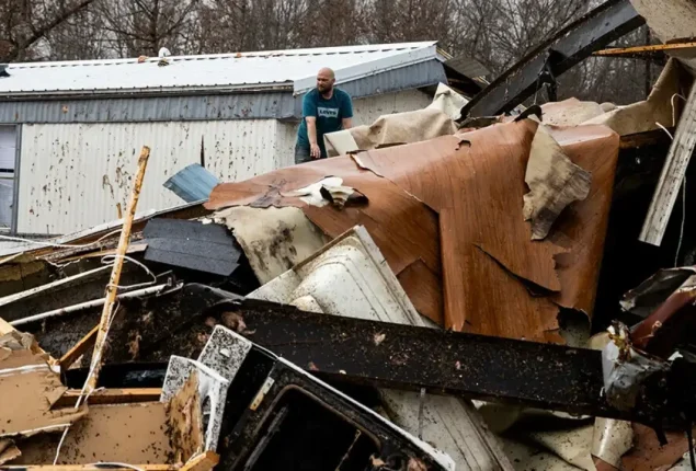 At least 40 killed in weekend US tornadoes