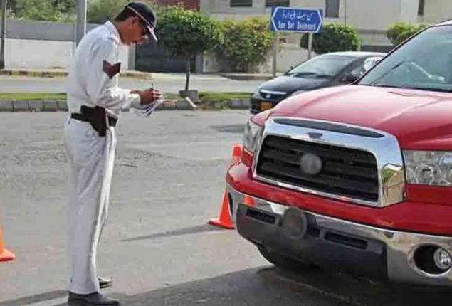 Crackdown on traffic violations continues in Sindh