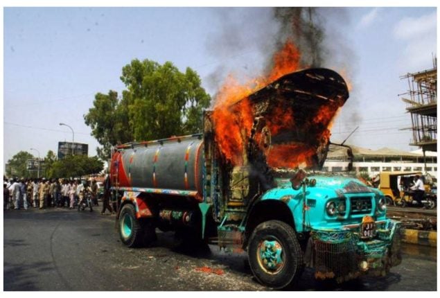 Water Tanker crushes woman in Karachi