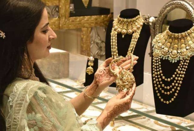 Gold prices declines by RS 1,800 per tola in Pakistan  