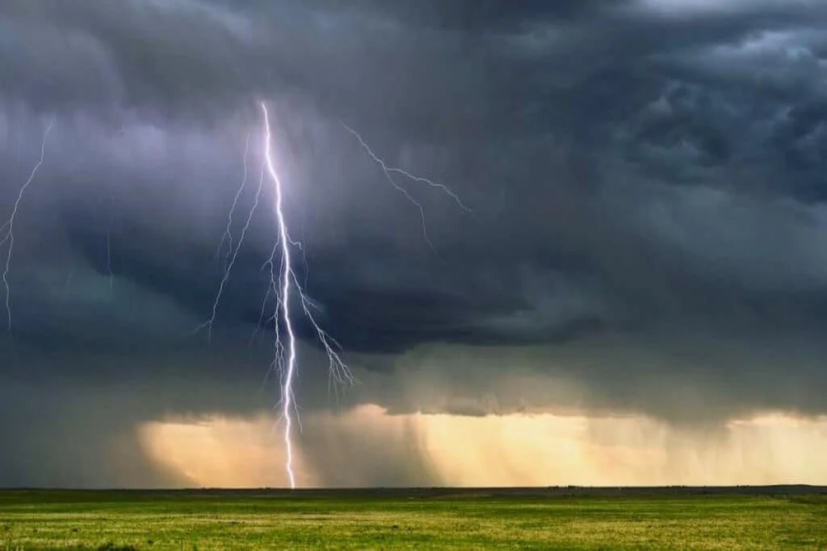 Weather alert issue as heavy rain and thunderstorms hit Pakistan