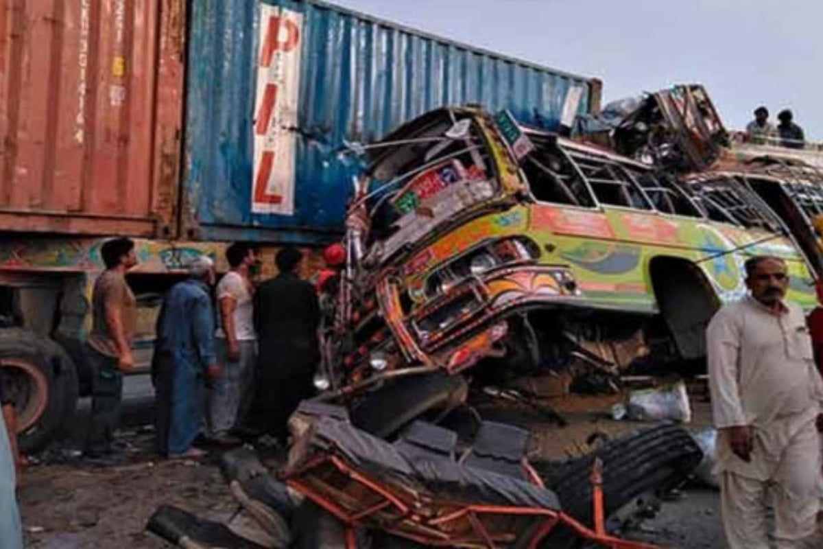 Traffic accidents claim 546 lives in Karachi in 2025