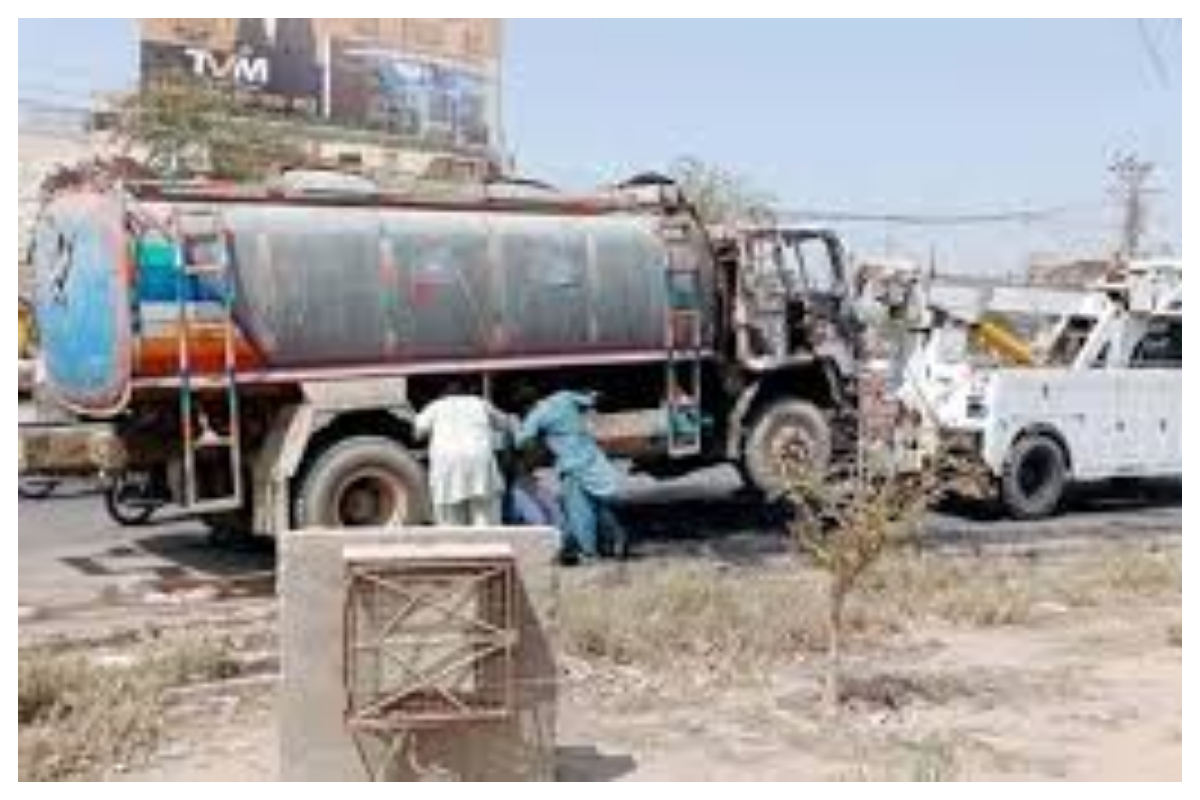 Motorcyclist killed after hit by water tanker in Karachi