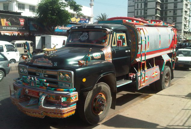 Man dies after being bit by water tanker in Korangi