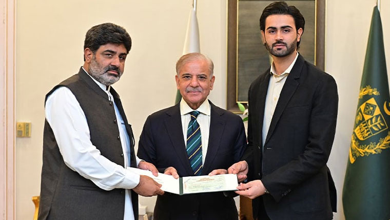 PM Presents Rs 5 million cheque to Shahzaib Rind's father