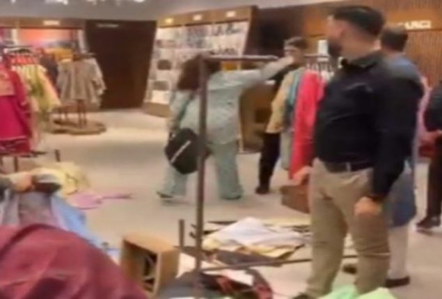 Rich woman beats sales boy with slaps and punches in Karachi Mall, Video goes viral