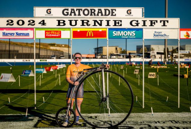 Canadian cyclist Lizanne Wilmot sets new record on penny farthing in Tasmania