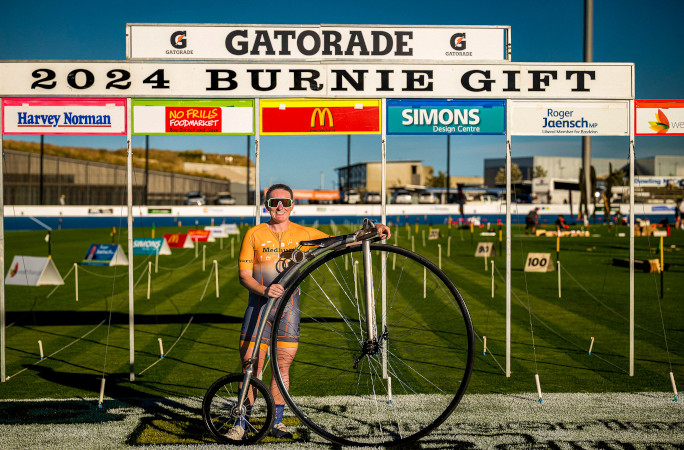 Canadian cyclist Lizanne Wilmot sets new record on penny farthing in Tasmania
