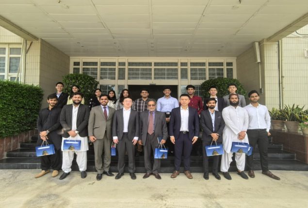 Pakistani Students Visit the Chinese Consulate