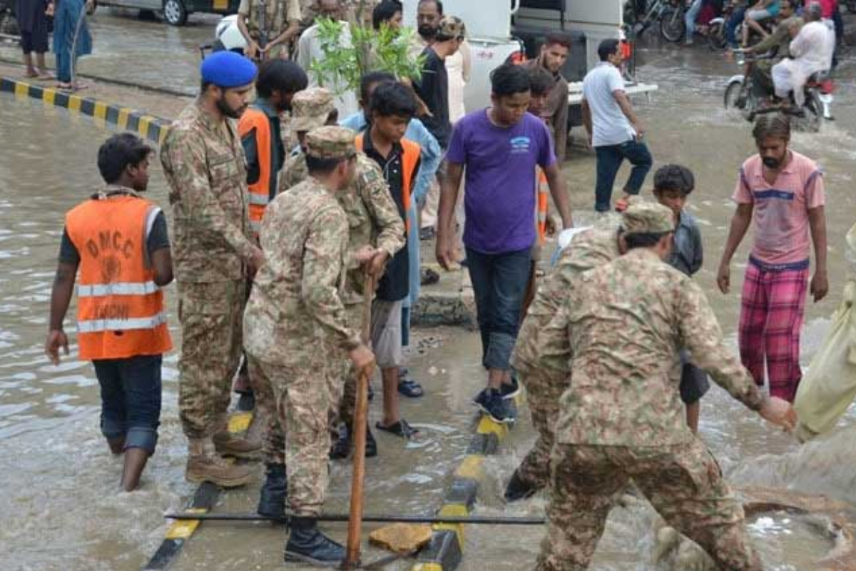 Army steps in to rescue Karachi residents after heavy rain