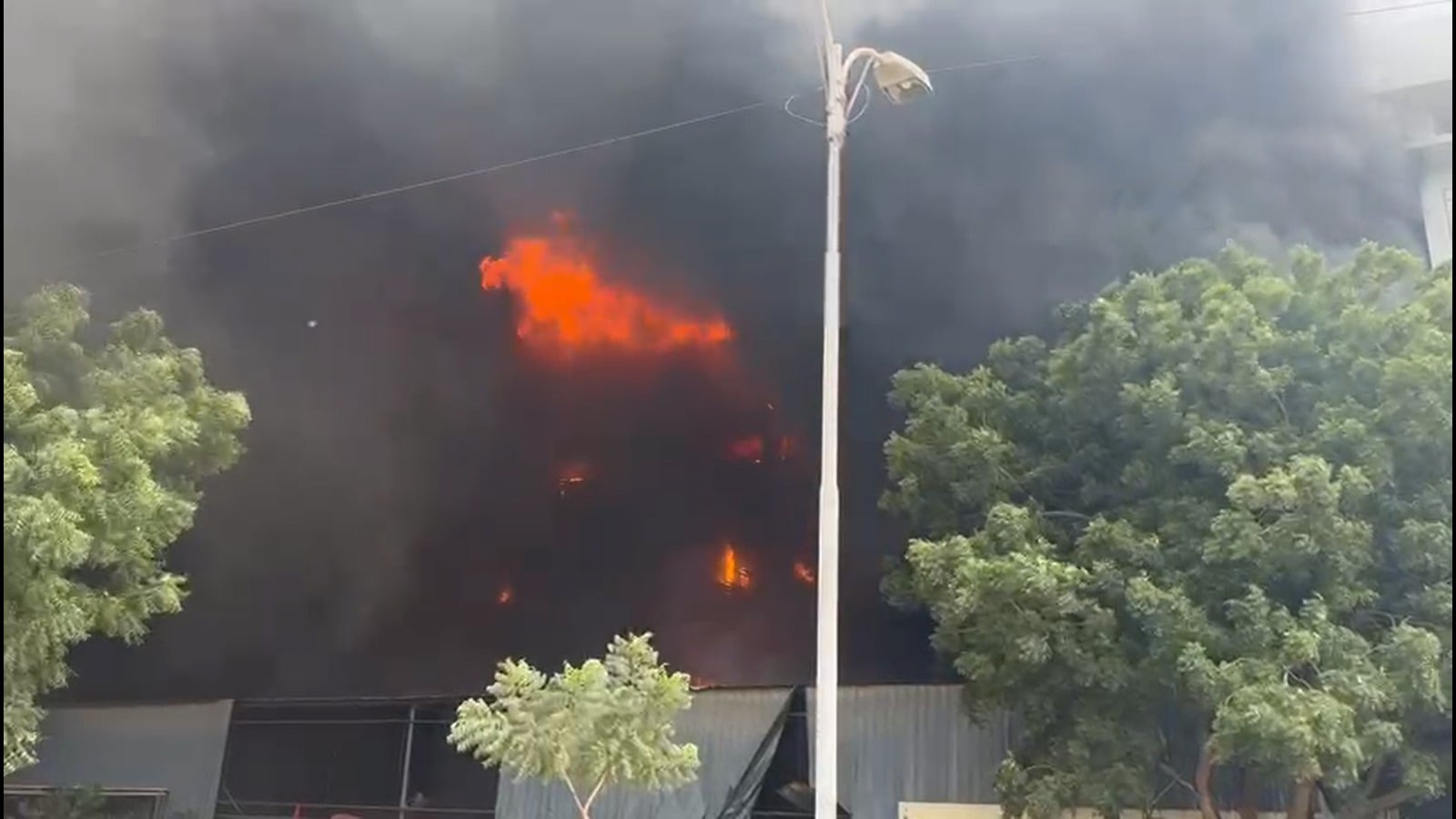 Massive fire breaks out at Landhi export processing zone factory