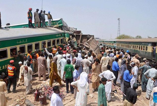 Awam express derails near Lodhran; 2 Killed, Dozens injured