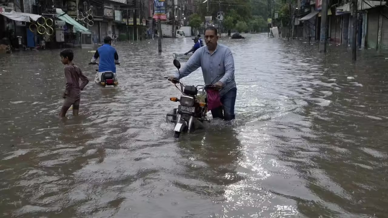 NDMA issues rain alert for Sindh, Urban flooding feared in Karachi