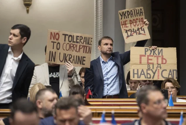 Ukraine passes new anti-corruption law amid mounting protests