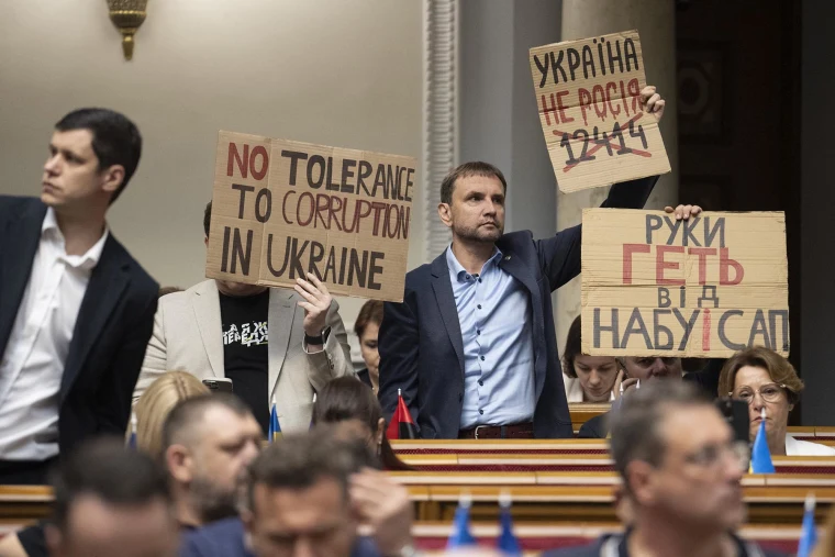 Ukraine passes new anti-corruption law amid mounting protests