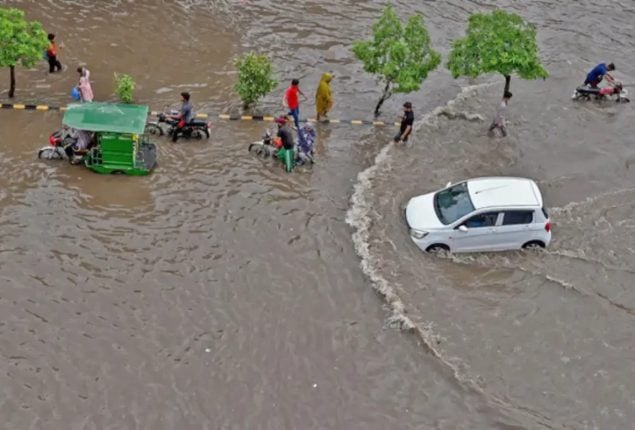 Heavy rainfall triggers flash floods in Gujrat