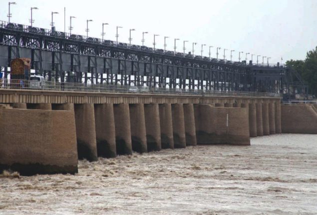 Medium flood persists at Kotri Barrage