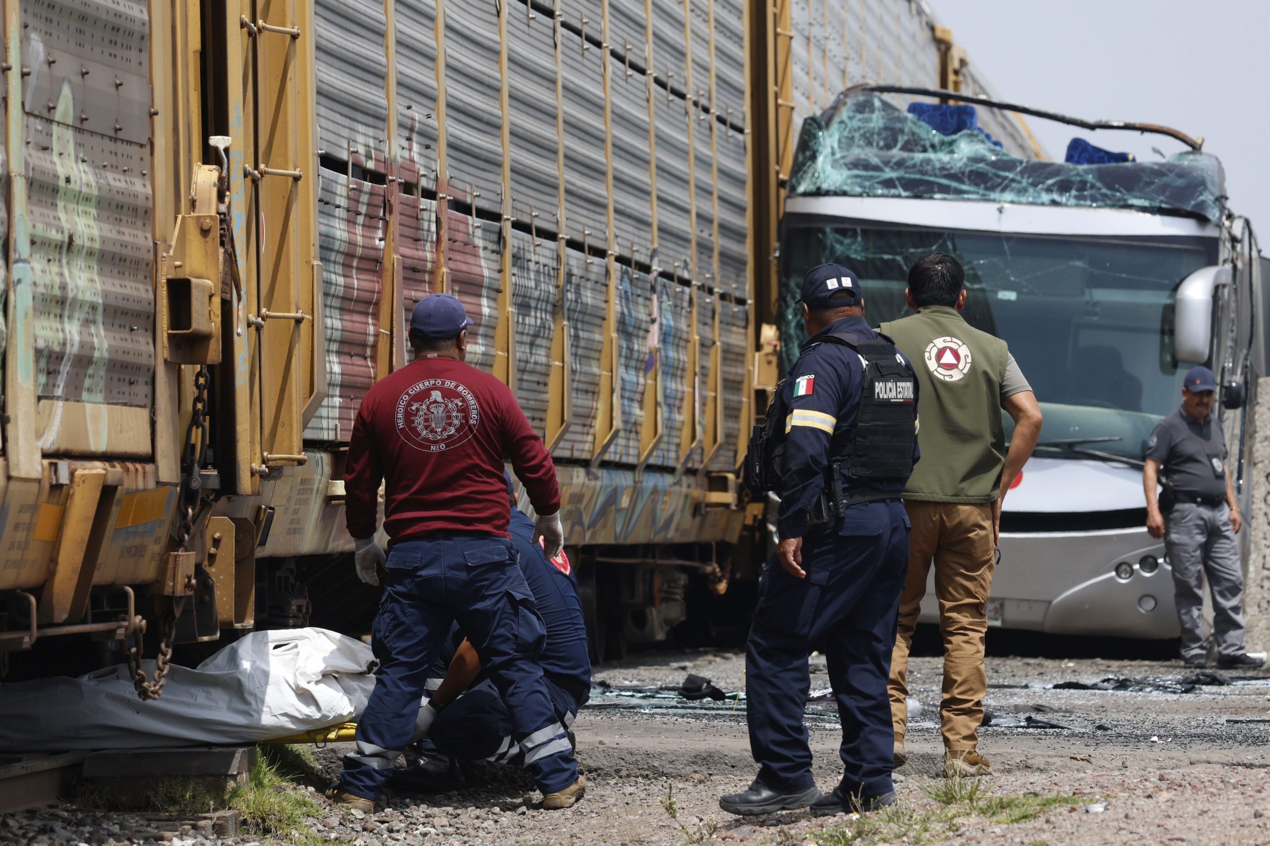 Train crashes into bus in Mexico, atleast 10 dead, over 60 injured