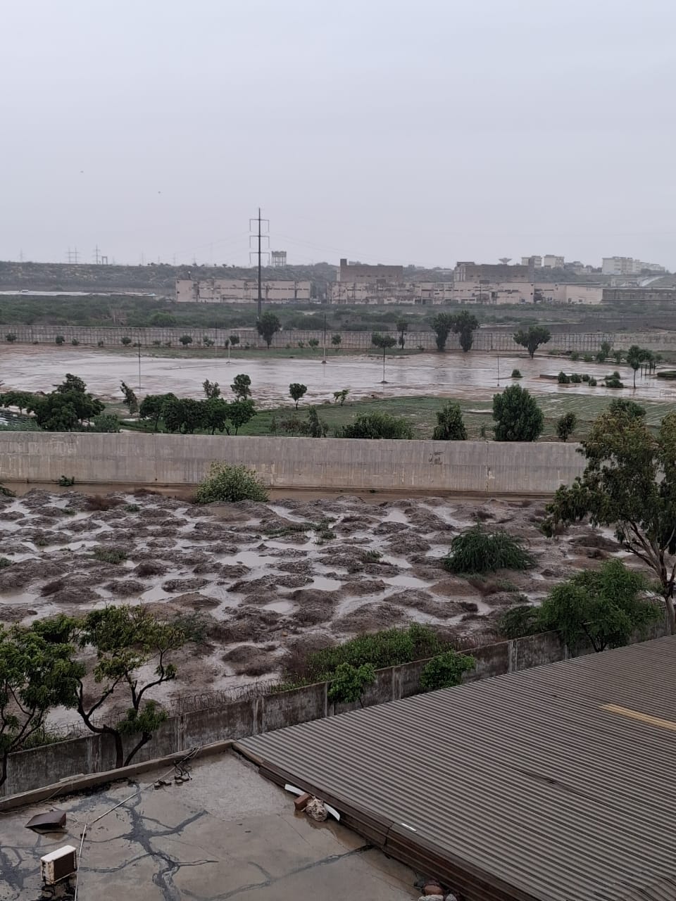 Light downpour in Karachi, humid weather expected to continue