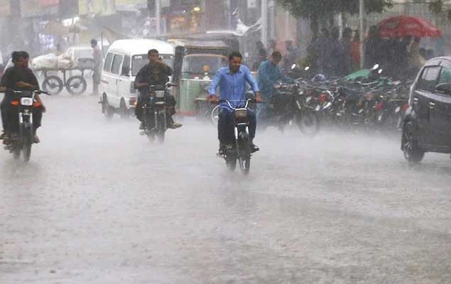 Rain hits outskirts of Karachi; Heavy downpour expected across the city