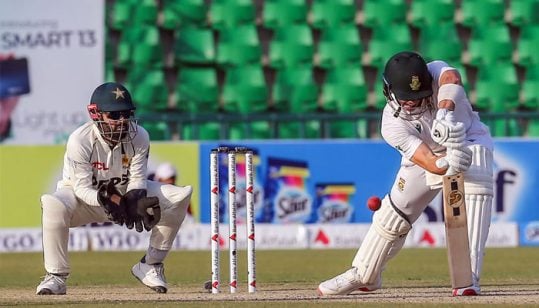South African resistance breaks as Pakistan build strong lead