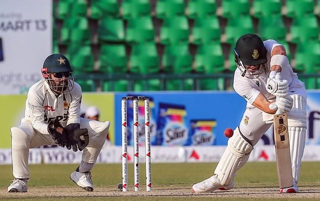 South African resistance breaks as Pakistan build strong lead