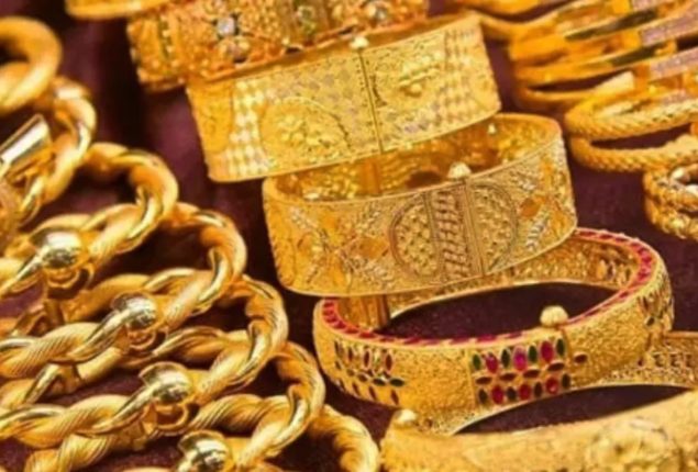 Gold prices drop sharply by Rs14, 000 per tola in Karachi