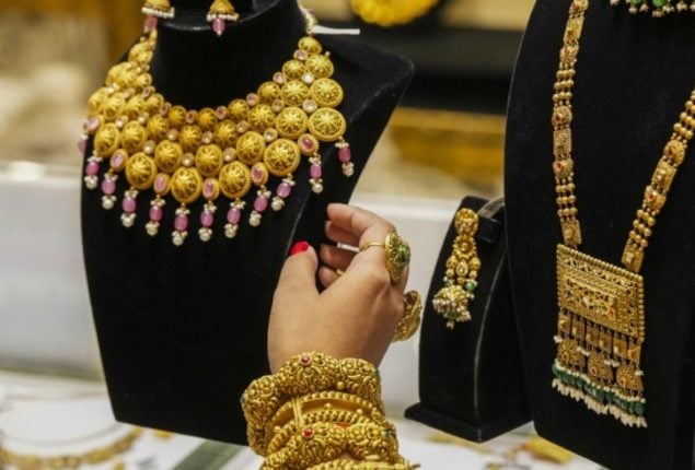 Gold prices surge by Rs5, 800 per tola across Pakistan