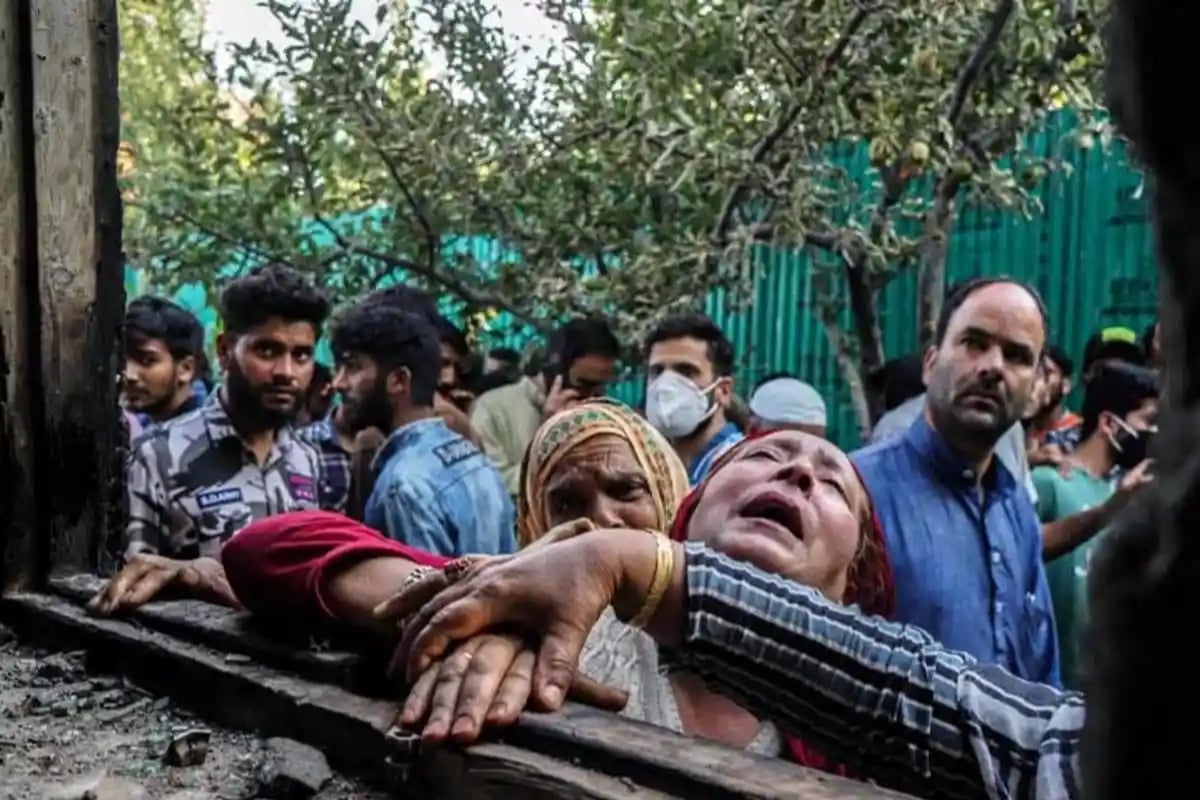 Kashmiris observe