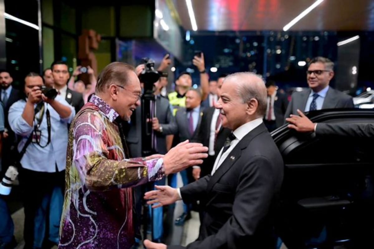 PM arrives in Malaysia on official visit