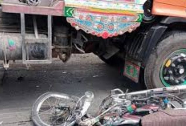 Water Tanker crushes biker to death in Karachi