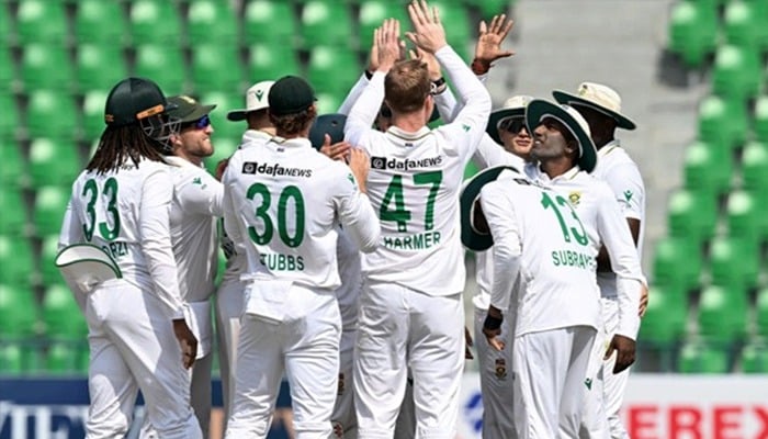 Pakistan's top order falls again as South Africa leads by 71